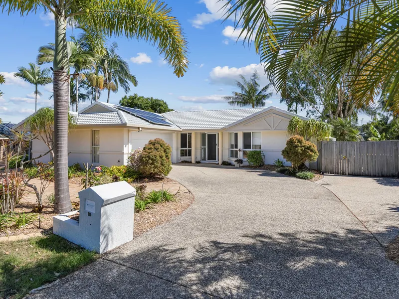 Spacious Family Abode - Walk to Everything!