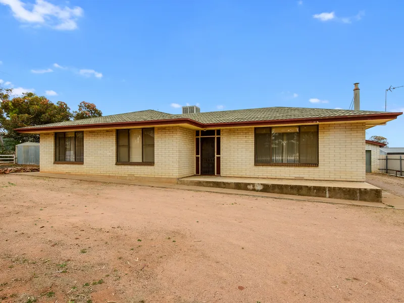 MODERN SOLID BRICK CROWD PLEASER