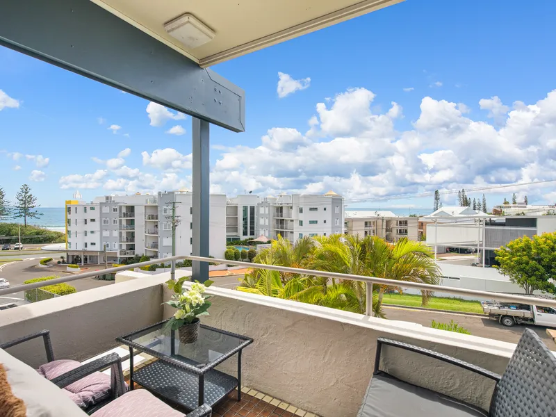 TOP FLOOR APARTMENT WITH OCEAN VIEWS!