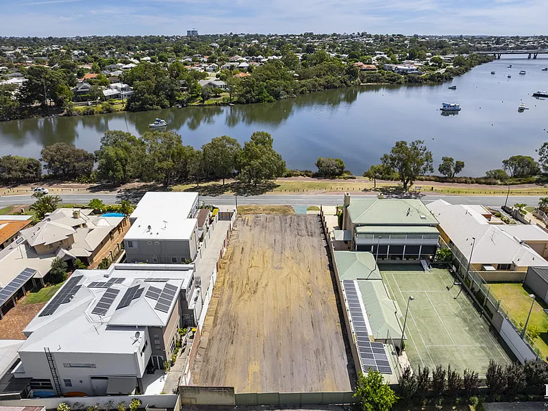 RARE DIRECT RIVERFRONT BLOCK