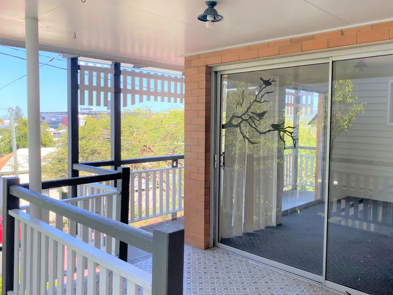 Inner city living! - 4 bedroom property in Petrie Tce!!