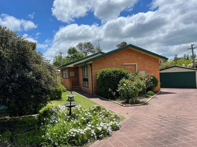 New paint, new floor coverings and new blinds!