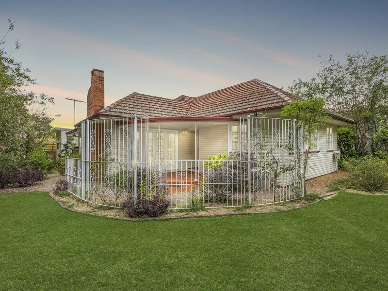 673M2 CORNER BLOCK, MULTIPLE LIVING AREAS, GRANNY FLAT, 4X A/C