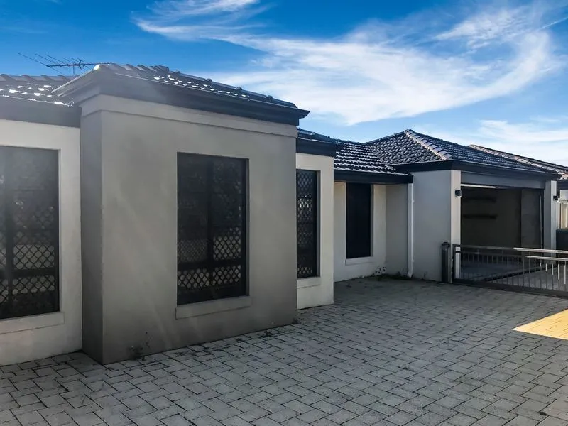 BEAUTIFULLY DESIGNED 4X2 FAMILY HOME WITH SOLAR PANELS!!