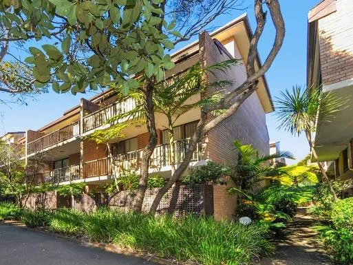 Top floor spacious 1 bedroom apartment in the heart of Ultimo