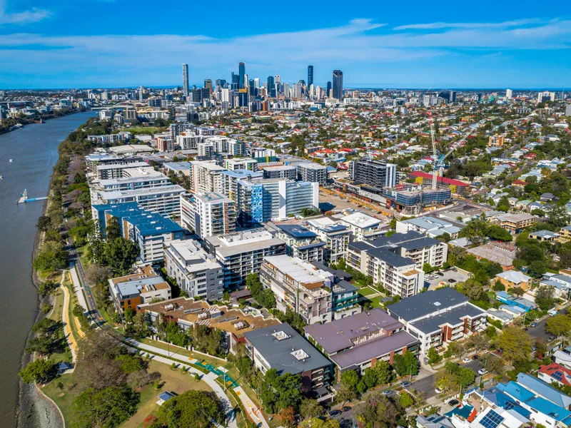 SPACIOUS 3 BEDROOM APARTMENT IN WEST END