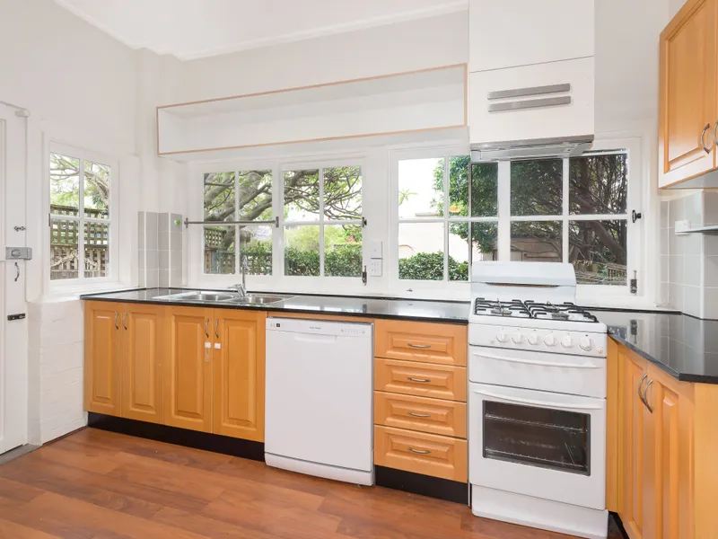CHARMING 2 BEDROOM WITH COURTYARD & PARKING