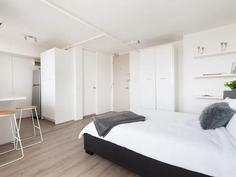 Top Floor Beachside Studio Apartment with Stunning Common Rooftop Pool Views