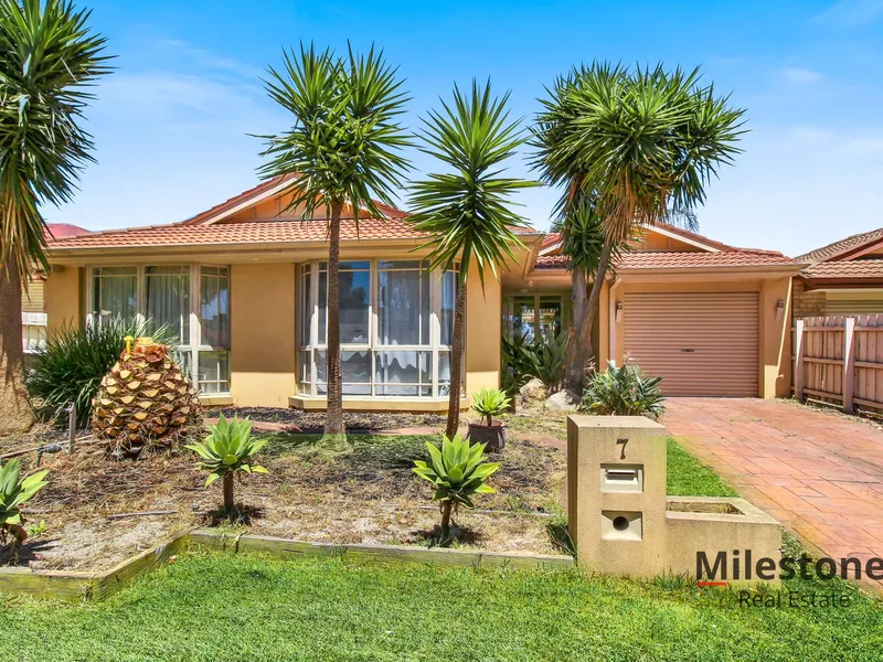 GREAT STARTER IN LYNBROOK'S BEST LOCATION