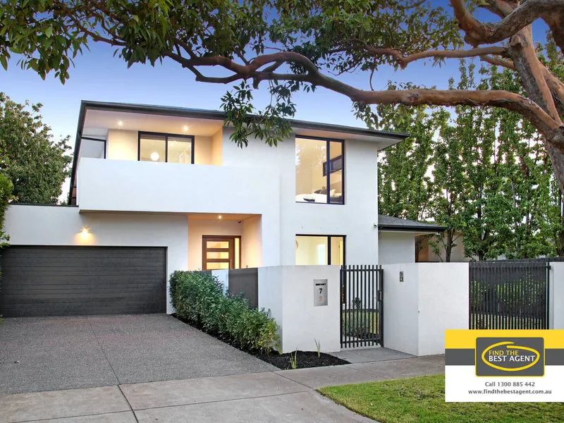 Luxurious Bayside Entertainer In Prized Cul-de-sac