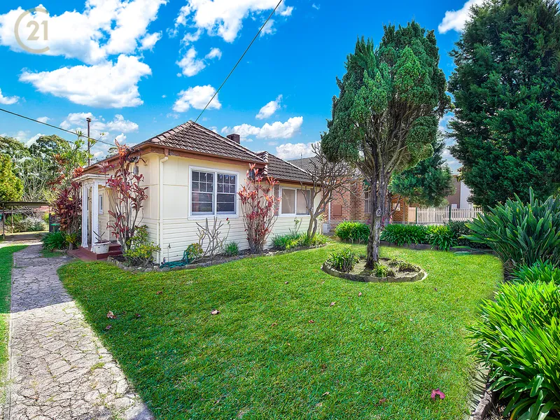 Charming 2 Bedroom Home ** Available 10/08/21 **