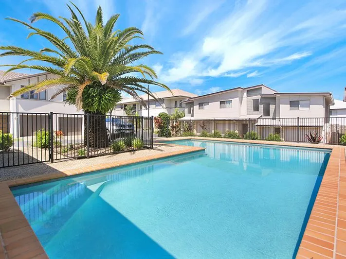3 B/Rm townhouse, close to trains