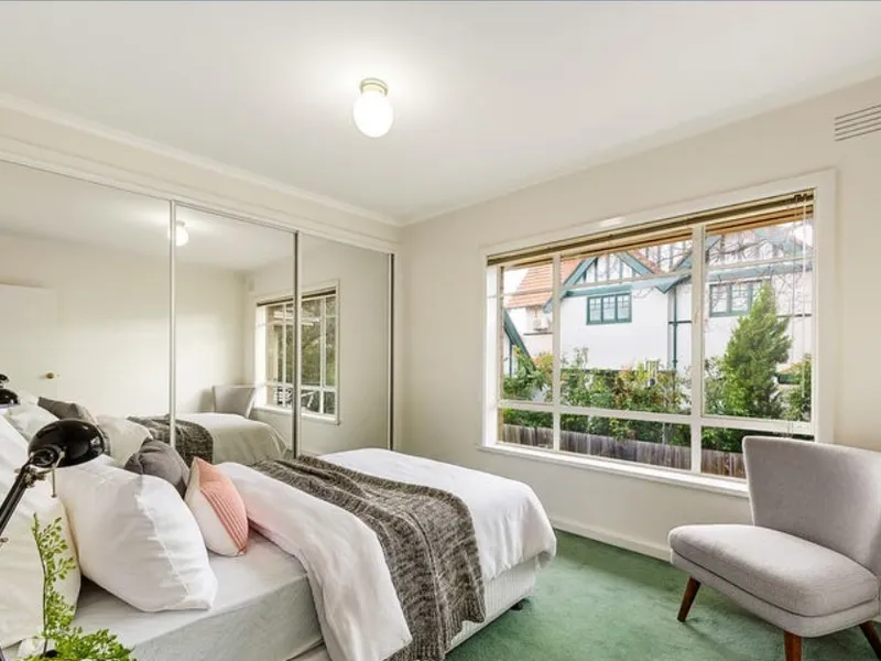 Secure first floor apartment close to Richmond