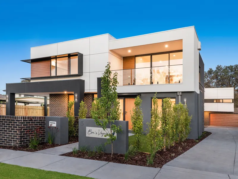 BUILD COMPLETED - MOVE IN BEFORE CHRISTMAS    .......................... 2 SOLD / ONLY 2 TOWNHOUSES REMAINING!!