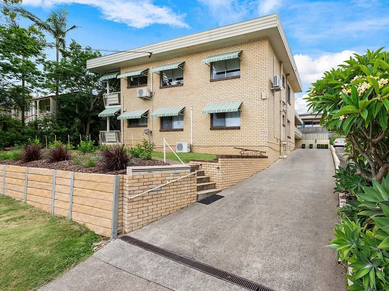 Wonderful unit in the Heart of Coorparoo!