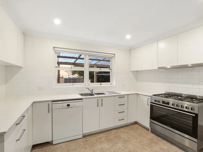 Large six bedroom home - 6 month lease only