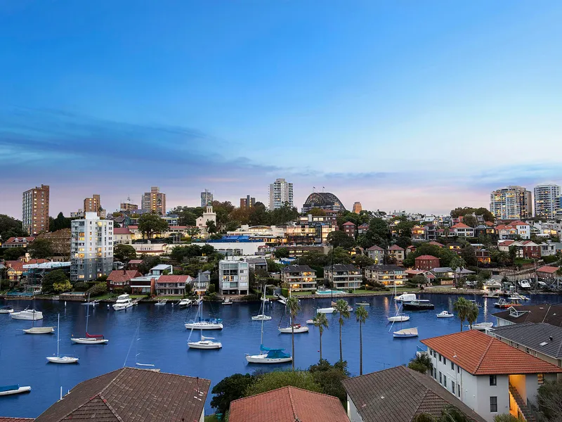 Captivating harbourside apartment with expansive views