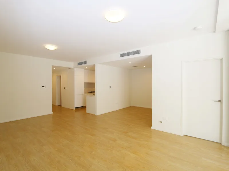 Spacious Courtyard 1 Bedroom With Study Area, Walk to Station