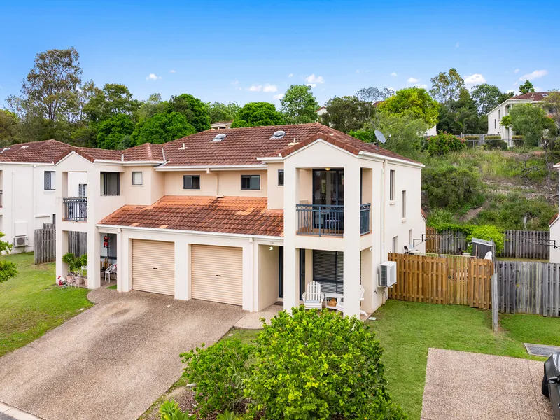 Modern Elegance Awaits - 3-Bedroom Townhouse in Prime Pacific Pines Locale!