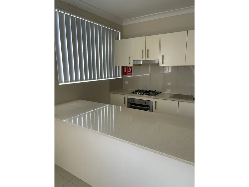 $440PW - 2BR, 1 Bath Modern Unit - Renovated, 170m from Station, Gas Cooking