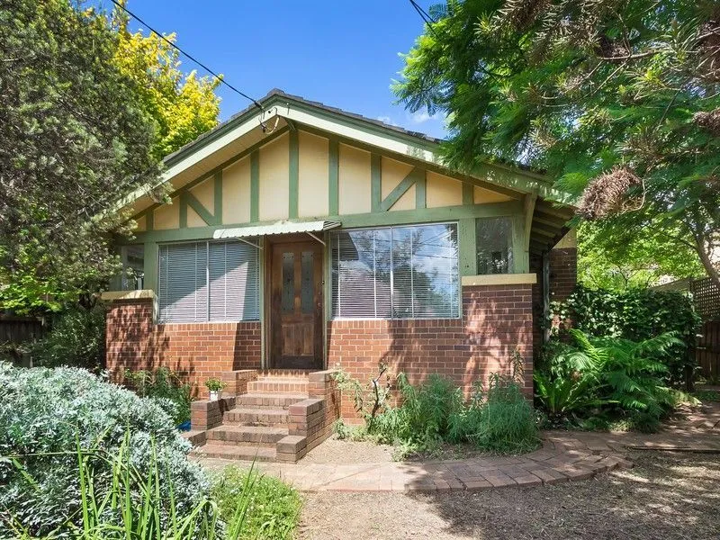 FULL BRICK HOME IN HIGHLY CONVENIENT LOCALE - EPPING WEST PRIMARY CATCHMENT