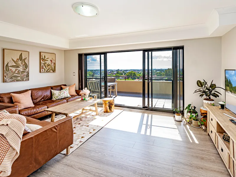 Oversized 2 bedder with District Views 