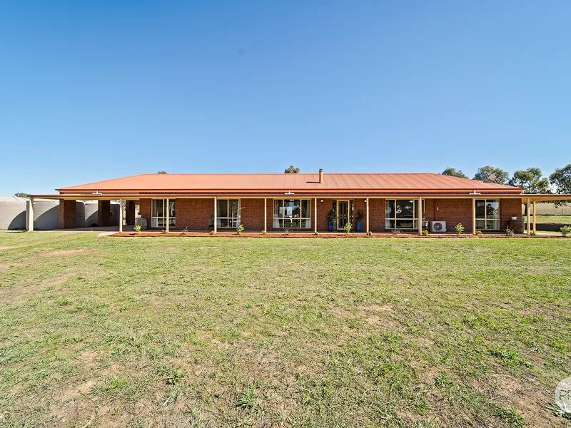 Fabulously Renovated Rural Home With The Entertainer In Mind
