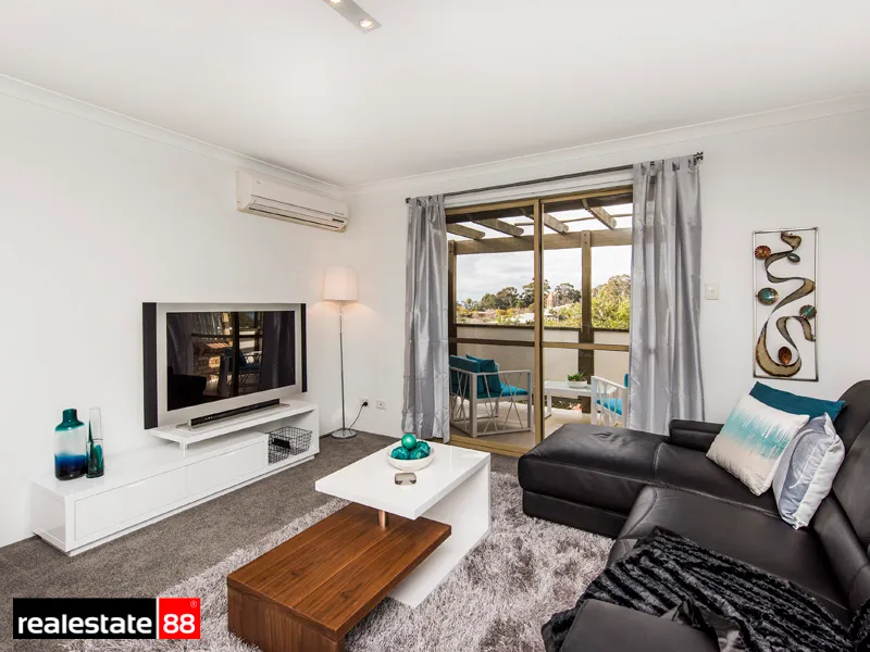 TREE TOP & CITY VIEWS ON THE TOP FLOOR!