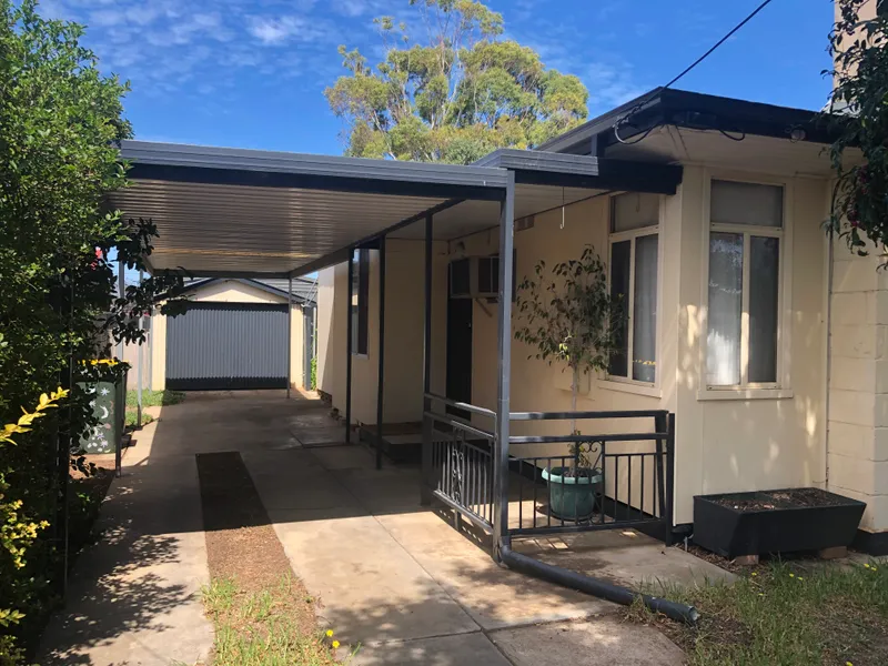 PLUS SIZE FAMILY LIVING 4BDR & LARGE DETACHED LEISURE/RUMPUS ROOM & YES TO PETS!