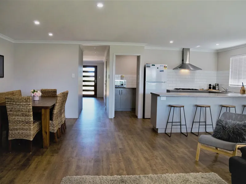 NEAR NEW 4 x 2, DUAL ACCESS