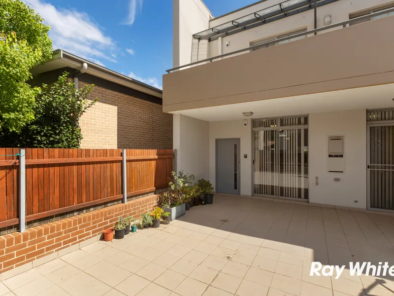 EAST FACING ENTRY WITH GREAT NATURAL LIGHT ALL DAY