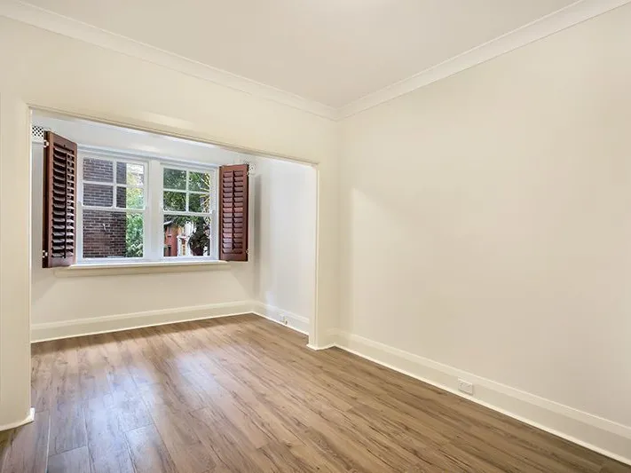 Renovated One Bedroom w Sunroom in Prime Potts Point Position