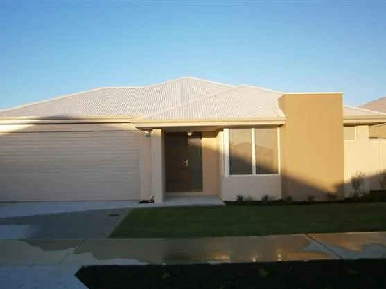 SPACIOUS AND LIGHT BEACHSIDE DELIGHT!