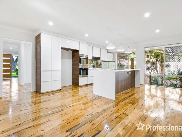 STUNNING FAMILY HOME WITH BIG POOL!