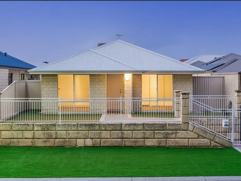 Secure,Modern ,Clean and Low maintenance House in Comet Bay .