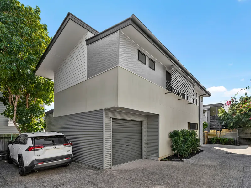 HUGE 249 SQM TOWNHOME IN PRIME LOCATION!