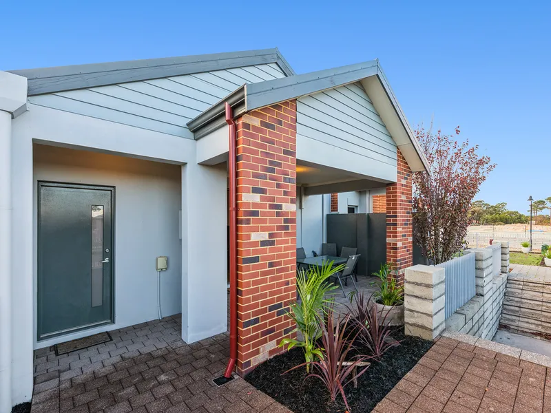 Quality Location opposite park and walking distance to Shopping