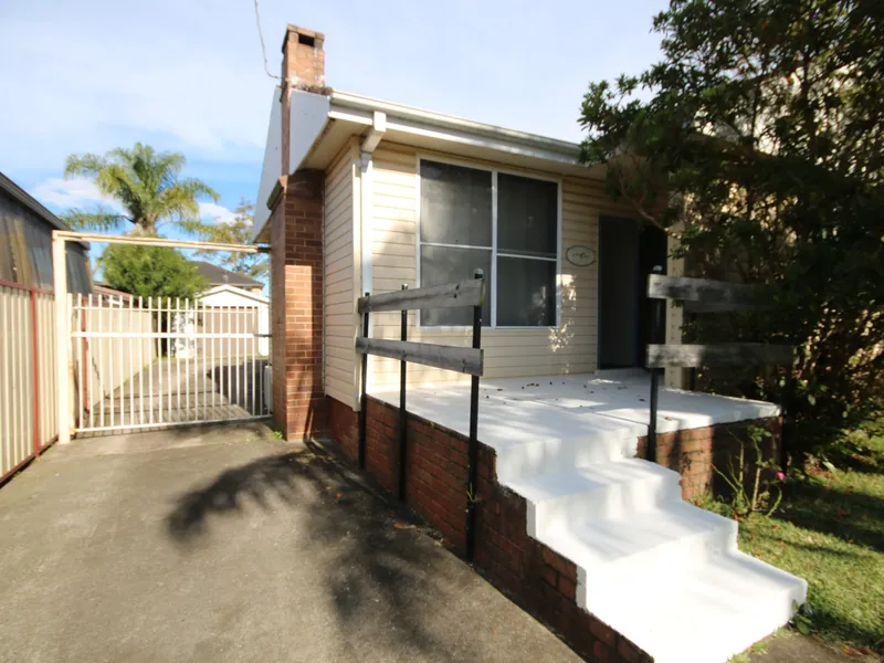 3 Bedroom house with huge yard - Walk to train & Revesby Shops!