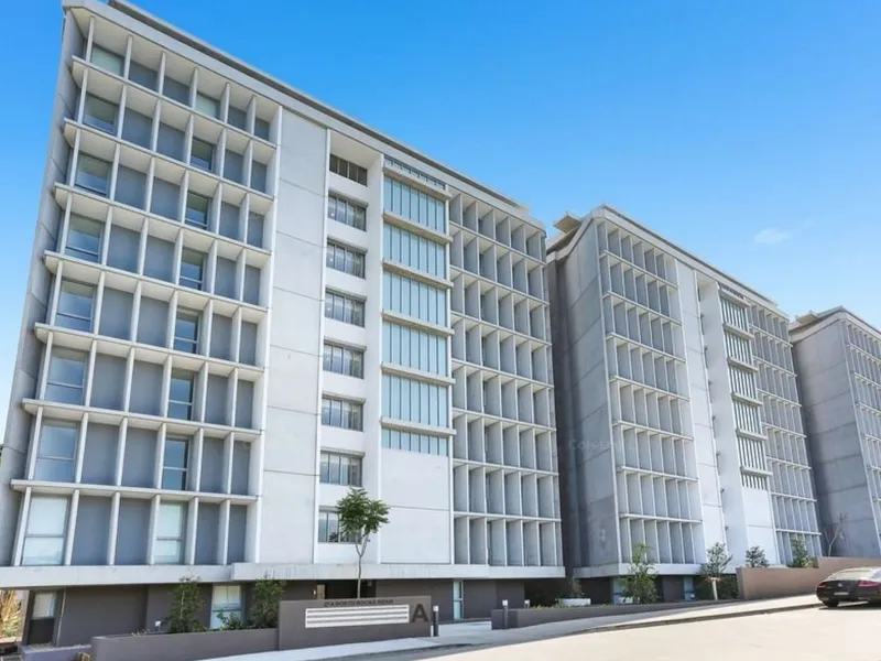 ONE-BEDROOM APARTMENT + STUDY