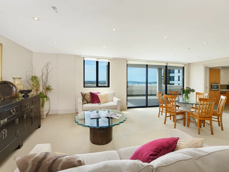 House-sized apartment with harbour views & scope to renovate