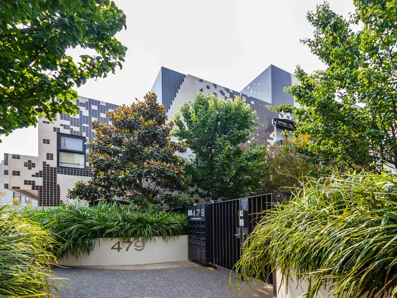Embrace the absolute & unique close proximity to Melbourne Uni!