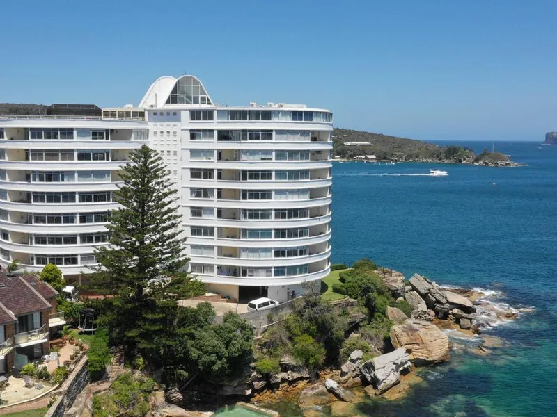 2 bedroom perched on the edge of the Harbour!!