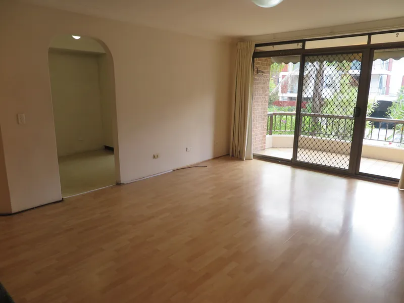 Comfortable 2 Bedroom Apartment Walk to School, Station, Park and Shops