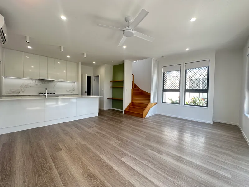 EXECUTIVE STYLE TOWNHOME!