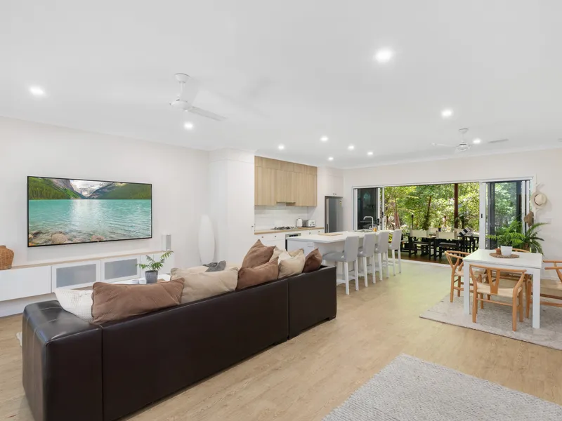 Stunning Coastal Home – Minutes to Beach