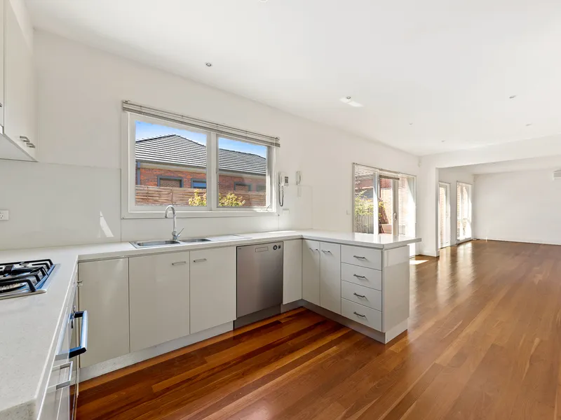 SUNNY 3 BEDROOM TOWNHOUSE WITH GREAT OUTDOOR LIVING!
