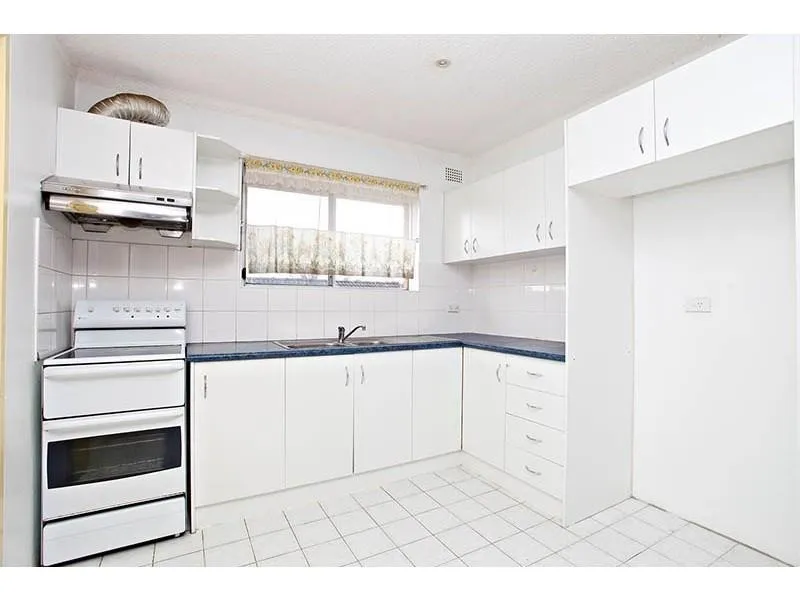TOP FLOOR - 400 METERS TO SHOPPING CENTRE - LOCKUP GARAGE