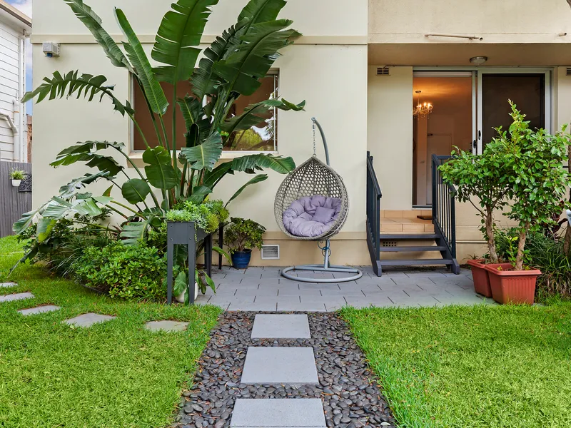 A stylish haven with large-sized exclusive use private garden 