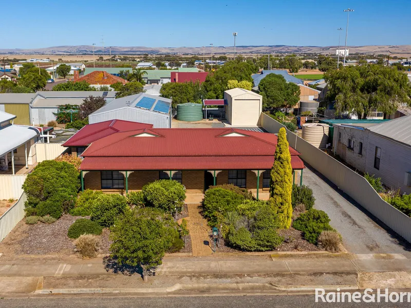 Surprisingly Spacious Home Central and Easy Care