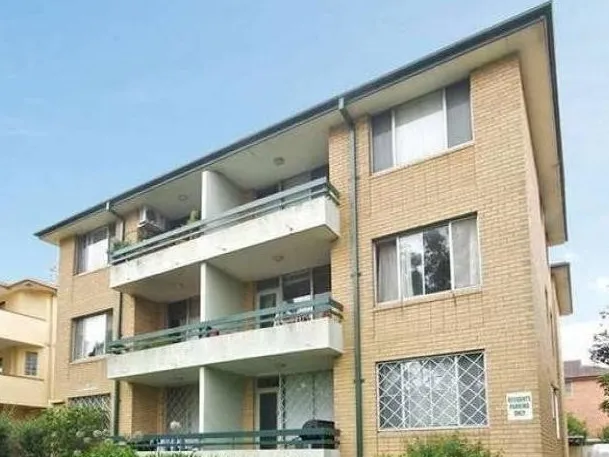 2 Bedroom Unit on ground floor with a Brand New Kitchen.